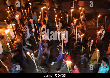 Dhaka, Bangladesch. 2. November 2015. Kulturaktivisten, Autoren und Mitglieder des Ganajagaran Mancha schreien Parolen wie eine Fackel Licht Prozession Protest gegen die Tötung und Angriffe auf dem Verleger und Blogger in Dhaka am 2. November 2015 zu besuchen. Einen halben Tag landesweiten Streik am 03 November forderte fordern die Verhaftung der Angreifer der Verleger Ganajagaran Mancha. Bildnachweis: Zakir Hossain Chowdhury Zakir/Alamy Live-Nachrichten Stockfoto