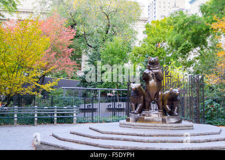 Gruppe von Bären Statue befindet sich in der Pat Hoffman Friedman Spielplatz von Central Park Stockfoto