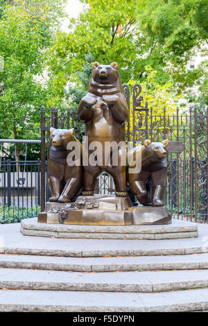 Gruppe von Bären Statue befindet sich in der Pat Hoffman Friedman Spielplatz von Central Park Stockfoto