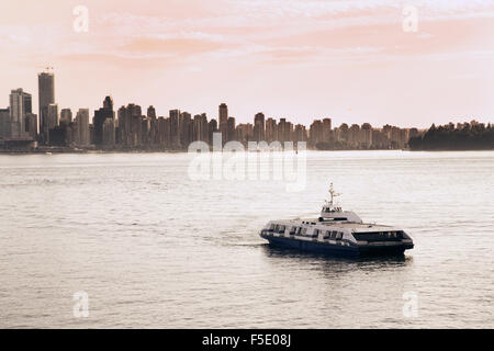 Wasser-Fähre zwischen Vancouver und "North Vancouver." Stockfoto