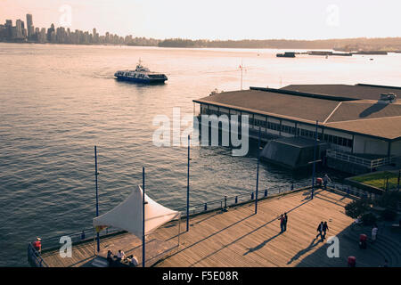 Wasser-Fähre zwischen Vancouver und "North Vancouver." Stockfoto