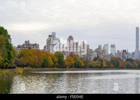 Upper East Side aus dem Norden von Fred Shuman Laufstrecke rund um den Stausee im Central Park Stockfoto