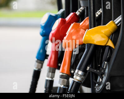 Vier verschiedene Treibstoffdüsen in Tankstelle Stockfoto