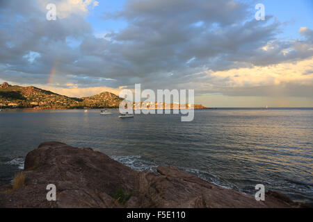 Bucht in der Abendsonne bin Massif de l ' Esterel, Saint-Raphaël, Provence-Alpes-Côte d ' Azur, Frankreich Stockfoto