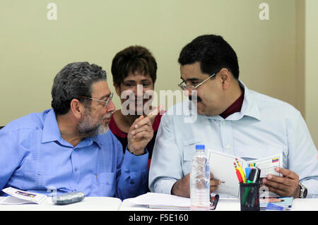 Argyle, Saint Vincent und die Grenadinen. 2. November 2015. Foto bereitgestellt von Venezuelas Präsidentschaft zeigt Venezuelan President Nicolas Maduro (R) Gespräch mit Premierminister von Saint Vincent und die Grenadinen Ralph Gonsalves (L) in Argyle, Saint Vincent und die Grenadinen, auf 2. November 2015. Venezuelas Präsident Nicolas Maduro, markiert am Montag, dass dank der Investitionen, die die Regierungen der Karibik gemeinsam durchgeführt haben, es möglich wurde, wirtschaftlichen Stabilität in der Region zu erreichen. © Venezuela? s Präsidentschaft/Xinhua/Alamy Live-Nachrichten Stockfoto