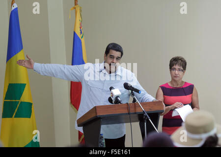 Argyle, Saint Vincent und die Grenadinen. 2. November 2015. Foto bereitgestellt von Venezuelas Präsidentschaft zeigt venezolanische Präsident Nicolas Maduro (L) bei einer Rede in Argyle, Saint Vincent und die Grenadinen, am 2. November 2015. Venezuelas Präsident Nicolas Maduro, markiert am Montag, dass dank der Investitionen, die die Regierungen der Karibik gemeinsam durchgeführt haben, es möglich wurde, wirtschaftlichen Stabilität in der Region zu erreichen. © Venezuela? s Präsidentschaft/Xinhua/Alamy Live-Nachrichten Stockfoto