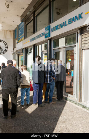 Athen, Griechenland - 27. Oktober 2015: Menschen Schlange vor der Tür einer Bank Stockfoto