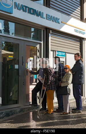 Athen, Griechenland - 27. Oktober 2015: Menschen Schlange vor der Tür einer Bank Stockfoto