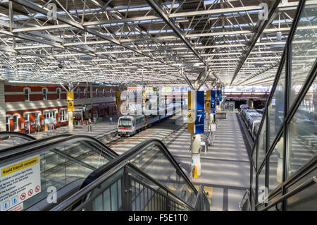 Hauptbahnhof von Perth, Westaustralien. Die Fotografie zeigt die Haupthalle mit Tracks, Plattformen und Züge. Stockfoto