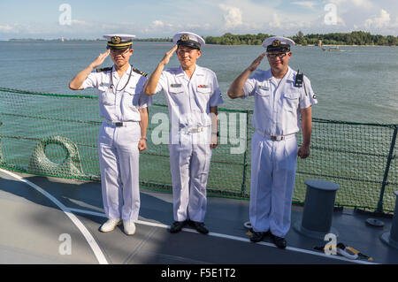 Gruppe von drei männlichen Matrosen der japanischen Marine (Japan Maritime Self-Defense Force) Wachposten und grüßte. Stockfoto