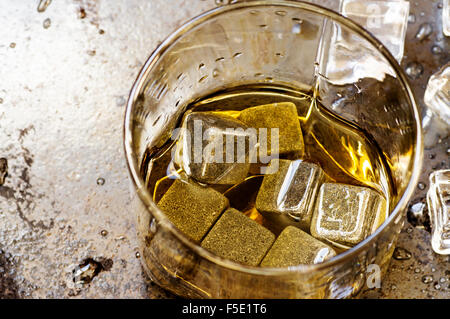 Whisky-Steinen in Glas und Eis auf schwarzem Hintergrund Stockfoto