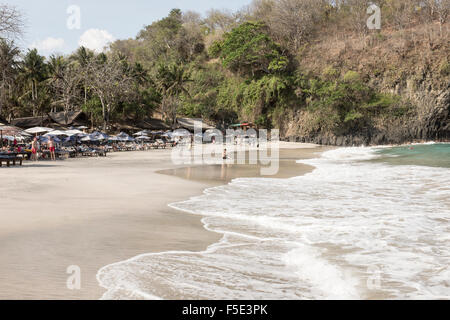 Ein Blick auf den warungs bei Pasir Putih, oder White Sand Beach, in Bali, Indonesien. Stockfoto