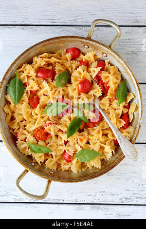 Pasta mit Tomaten in Pfanne, Essen-Draufsicht Stockfoto