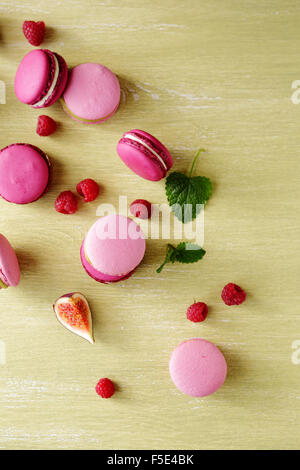 bunte französische Macarons auf hölzernen Hintergrund Stockfoto