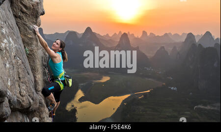 Silhouette der weiblichen Athleten auf chinesischen Berg Sonnenuntergang Stockfoto