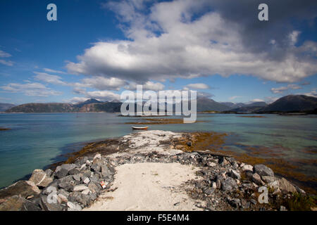 Sommarøy eine kleine Insel im Bereich Tromsø, Norwegen, sind Berge in der Ferne. Stockfoto