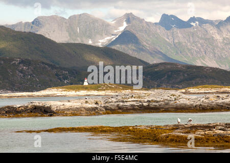 Ebbe am Sommarøy eine kleine Insel im Bereich Tromsø, Norwegen, sind hohe Gipfel in der Ferne. Stockfoto