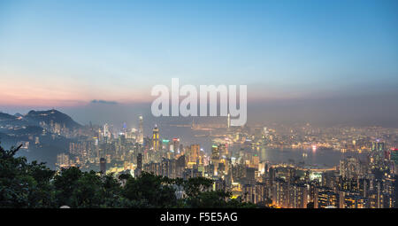 Hong Kong Skyline Schuss nach Sonnenuntergang von der Spitze eines Berges auf Hong Kong Island. Geht der Blick über den Victoria Hafen un Stockfoto