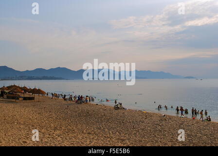 Ansicht des Einheimischen am Stadtstrand in Nha Trang, Vietnam. Stockfoto