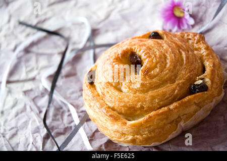 Nahaufnahme der dänischen Roll auf violettem Hintergrund Stockfoto