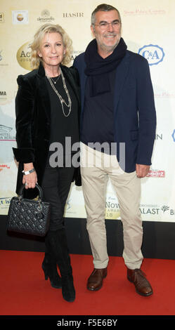 Berlin, Deutschland. 2. November 2015. TV-Moderatorin Sabine Christiansen (L) und ihr Mann Norbert Medus kommen für Act nun Youth Awards in Berlin, Deutschland, 2. November 2015. Foto: Jörg Carstensen/Dpa/Alamy Live News Stockfoto