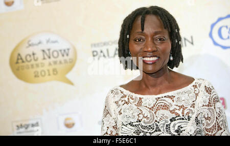 Berlin, Deutschland. 2. November 2015. Auma Obama, die Schwester von US-Präsident Barak Obama, kommt für das Gesetz jetzt Youth Awards in Berlin, Deutschland, 2. November 2015. Foto: Jörg Carstensen/Dpa/Alamy Live News Stockfoto