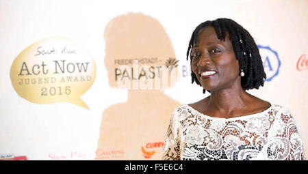 Berlin, Deutschland. 2. November 2015. Auma Obama, die Schwester von US-Präsident Barak Obama, kommt für das Gesetz jetzt Youth Awards in Berlin, Deutschland, 2. November 2015. Foto: Jörg Carstensen/Dpa/Alamy Live News Stockfoto