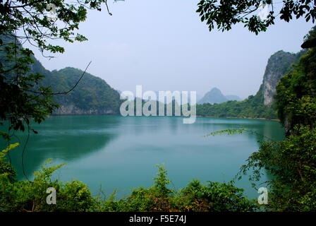 Versteckte Bucht in Halong Bay Stockfoto