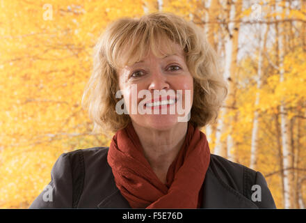 Porträt der schöne alte Frau im park Stockfoto
