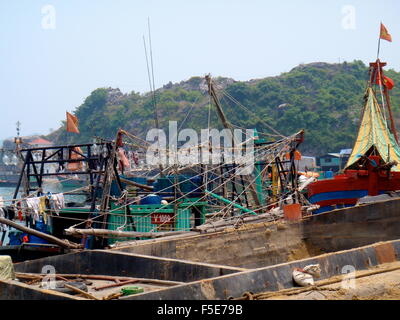 Traditionelle asiatische schwimmenden Dorf an Halong Bucht, Vietnam Stockfoto