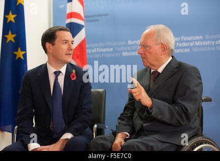 Berlin, Deutschland. 2. November 2015. Der deutsche Finanzminister Wolfgang Schäuble (CDU, R) und der britische Finanzminister George Osborne treffen sich in Berlin, Deutschland, 2. November 2015. Foto: Paul Zinken/Dpa/Alamy Live News Stockfoto