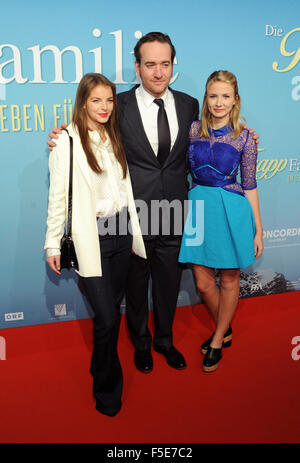 München, Deutschland. 2. November 2015. Schauspieler Yvonne Catterfeld (l-R), Matthew MacFadyen und Eliza Bennett kommen für die Premiere ihres neuen Films die Trapp-Familie in München, Deutschland, 2. November 2015. Filmstart in den Kinos in Deutschland am 12. November 2015. Foto: Tobias Hase/Dpa/Alamy Live News Stockfoto