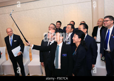 Peking, China. 3. November 2015. Besuch der französische Präsident Francois Hollande (L, vorn) stellt für das Selfie mit chinesischen Unternehmern Liu Chuanzhi Ma Yun, Wang Jianlin und andere vor einem Arbeitsfrühstück durch China Entrepreneur Club in Peking, Hauptstadt von China, 3. November 2015 statt. Bildnachweis: Xinhua/Alamy Live-Nachrichten Stockfoto