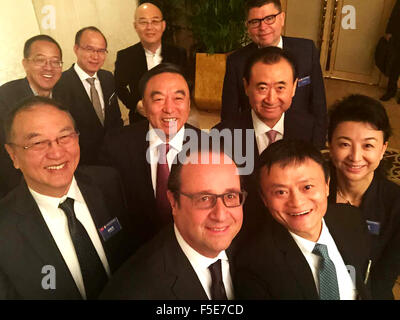 Peking, China. 3. November 2015. Besuch der französische Präsident Francois Hollande (2. L, vorn) posiert für ein Selfie mit chinesischen Unternehmern Liu Chuanzhi Ma Yun, Wang Jianlin und andere vor einem Arbeitsfrühstück durch China Entrepreneur Club in Peking, Hauptstadt von China, 3. November 2015 statt. Bildnachweis: Xinhua/Alamy Live-Nachrichten Stockfoto