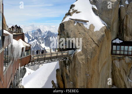 Anzeigen von Plattformen und Stege, Aiguille du Midi, Mont-Blanc-Massiv, Chamonix, Haute Savoie, Französische Alpen, Frankreich, Europa Stockfoto