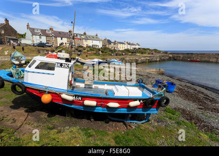 Boote am Hafen Vorland bei Ebbe an einem sonnigen Sommertag Craster, Northumberland, England, Vereinigtes Königreich, Europa Stockfoto