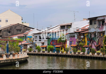 Bunte Wandmalereien an Häusern entlang des Flusses Melaka in Melaka (Malacca), Malaysia, Südostasien, Asien Stockfoto