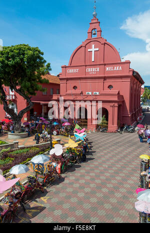 Rikschas außerhalb Christuskirche auf dem Stadtplatz, Melaka (Malacca), UNESCO-Weltkulturerbe, Malaysia, Südostasien, Asien Stockfoto