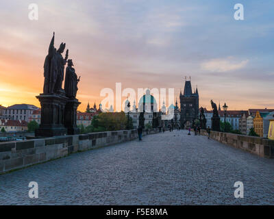 Karlsbrücke in den frühen Morgenstunden, UNESCO-Weltkulturerbe, Prag, Tschechische Republik, Europa Stockfoto