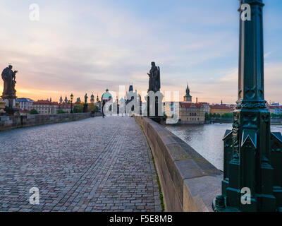 Karlsbrücke, am frühen Morgen, UNESCO-Weltkulturerbe, Prag, Tschechische Republik, Europa Stockfoto