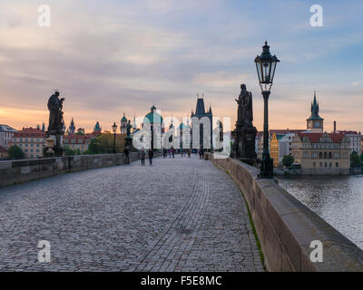 Karlsbrücke, am frühen Morgen, UNESCO-Weltkulturerbe, Prag, Tschechische Republik, Europa Stockfoto