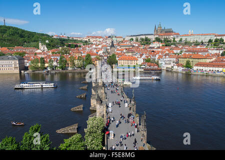 Charles Bridge mit Blick auf die Burg, Royal Palance und St.-Veits Dom, UNESCO, Prag, Tschechische Republik Stockfoto