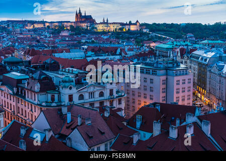 Blick über die Dächer der Altstadt in Richtung St.-Veits Dom bei Dämmerung, UNESCO-Weltkulturerbe, Prag, Tschechische Republik Stockfoto