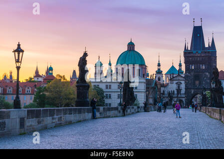 Sonnenaufgang auf der Karlsbrücke, UNESCO-Weltkulturerbe, Prag, Tschechische Republik, Europa Stockfoto