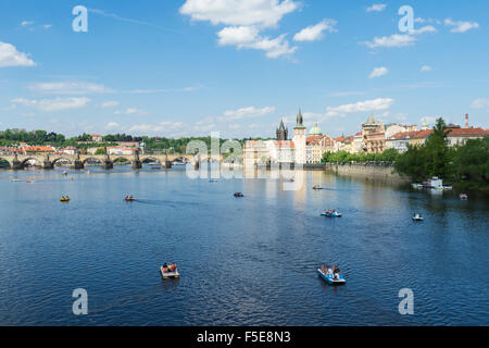 Moldau und Karlsbrücke an einem sonnigen Frühlingstag, Prag, Tschechische Republik, Europa Stockfoto