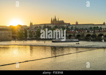 Königlicher Palast und St.-Veits Dom bei Sonnenuntergang, Prag, Tschechische Republik, Europa Stockfoto