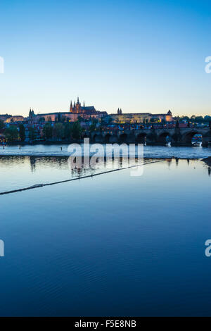 Blick auf die Karlsbrücke, das Burgviertel und St.-Veits Dom über die Moldau bei Sonnenuntergang, Prag, Tschechische Republik Stockfoto