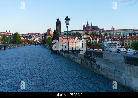 Am frühen Morgen auf der Karlsbrücke mit Blick auf die Prager Burg und Hradschin, UNESCO-Weltkulturerbe, Prag, Tschechische Republik Stockfoto