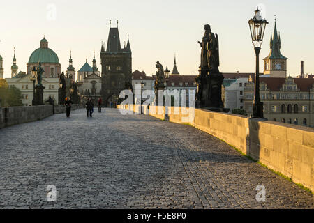 Sonnenaufgang auf der Karlsbrücke, UNESCO-Weltkulturerbe, Prag, Tschechische Republik, Europa Stockfoto