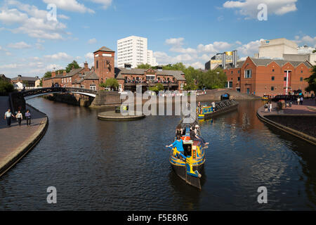 Alten drehen Kreuzung auf der Birmingham Kanal und die Mälzerei Pub, Birmingham, West Midlands, England, Vereinigtes Königreich, Europa Stockfoto